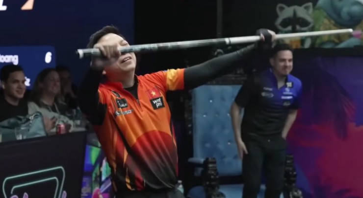 Hoàng "Sao" ăn mừng cảm xúc sau đường cơ cuối,&nbsp;Sanchez Ruiz (bên phải) vui vẻ tới chúc mừng