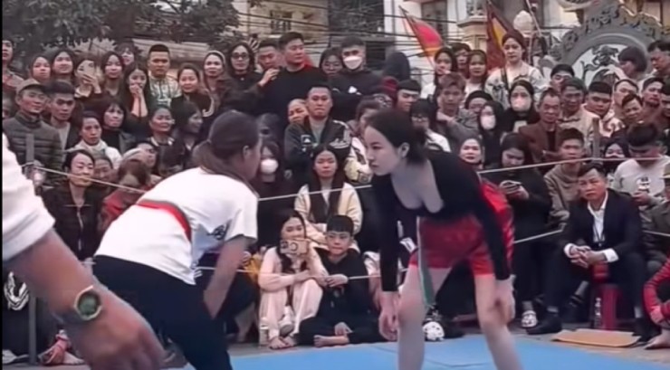 Đô vật nữ (áo đen, quần đỏ) đang trở thành "hiện tượng mạng" dù chưa ai rõ danh tính của cô