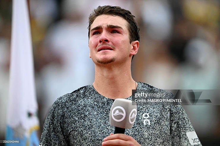 Joao Fonseca bật khóc sau khi đăng quang