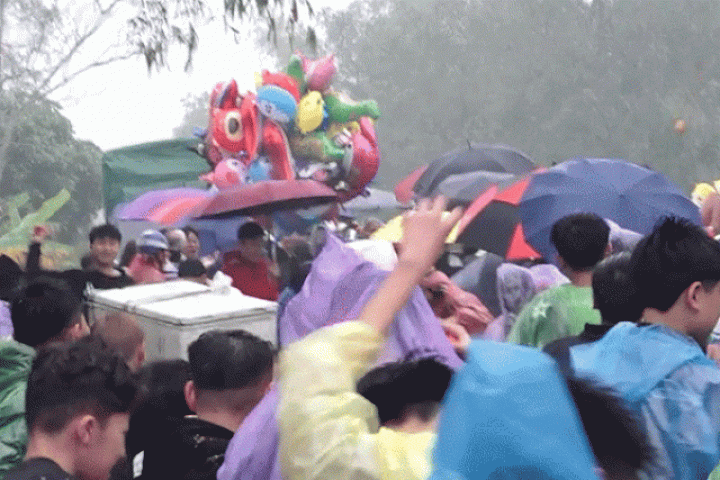 Ném cà chua để lấy may