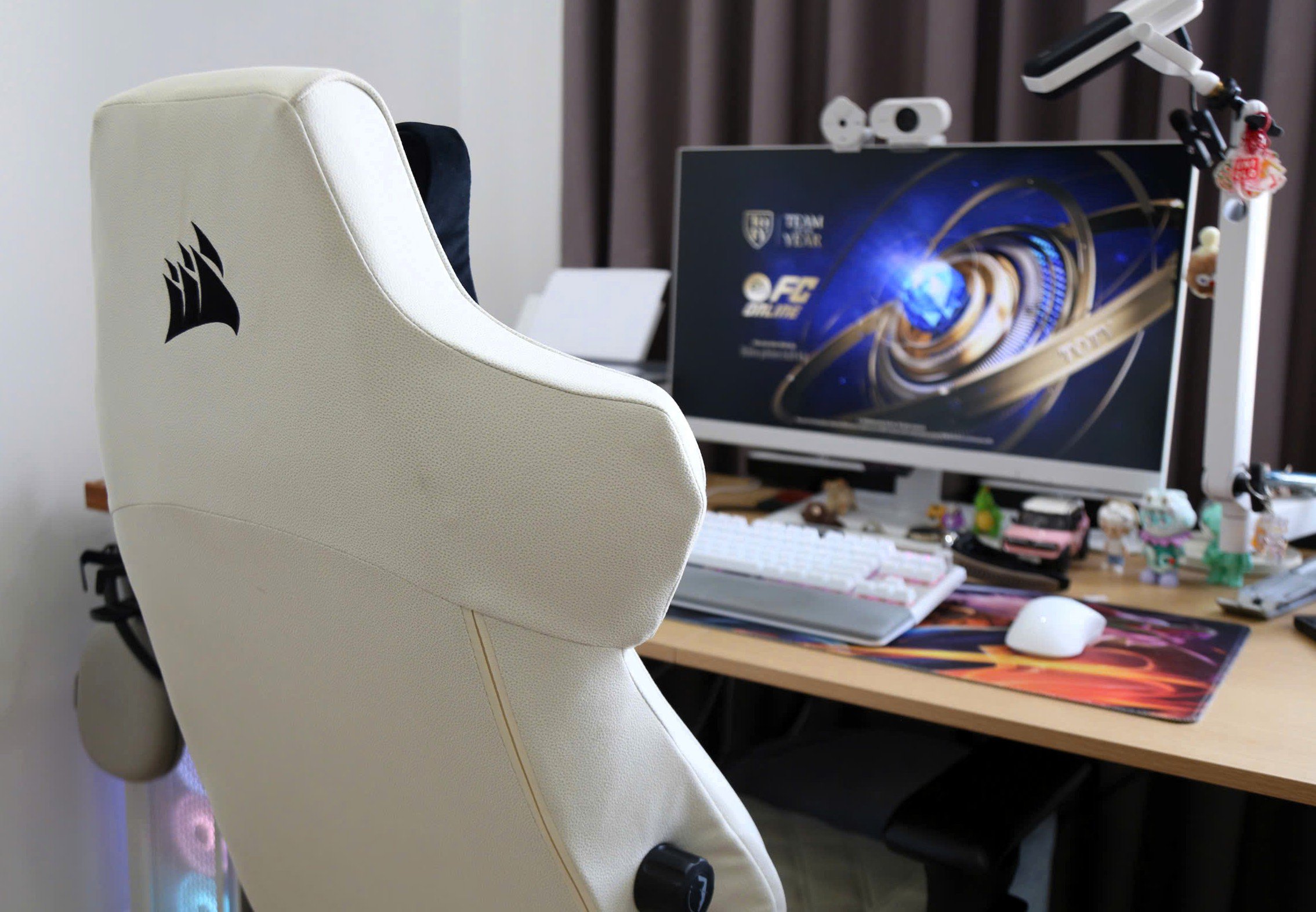 TC500 Luxe màu trắng phù hợp với không gian làm việc&nbsp;cùng tông màu.