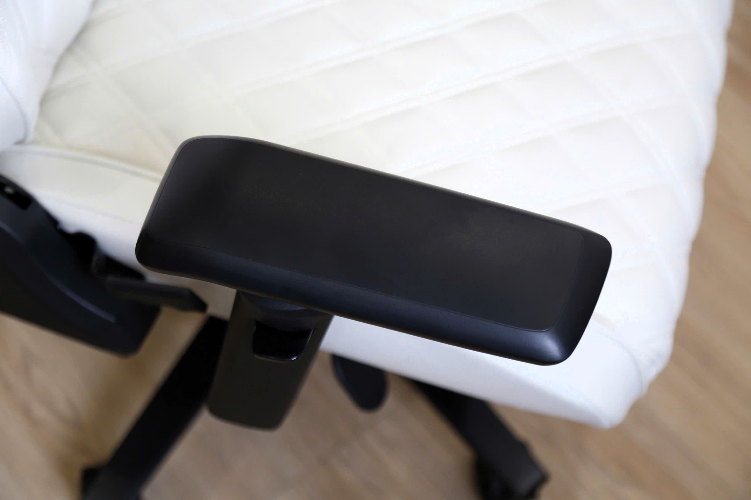 Nhiều chi tiết hỗ trợ ngã lưng ghế/khóa độ ngã, lực nâng phần lưng, tay vịn xoay 4D,...