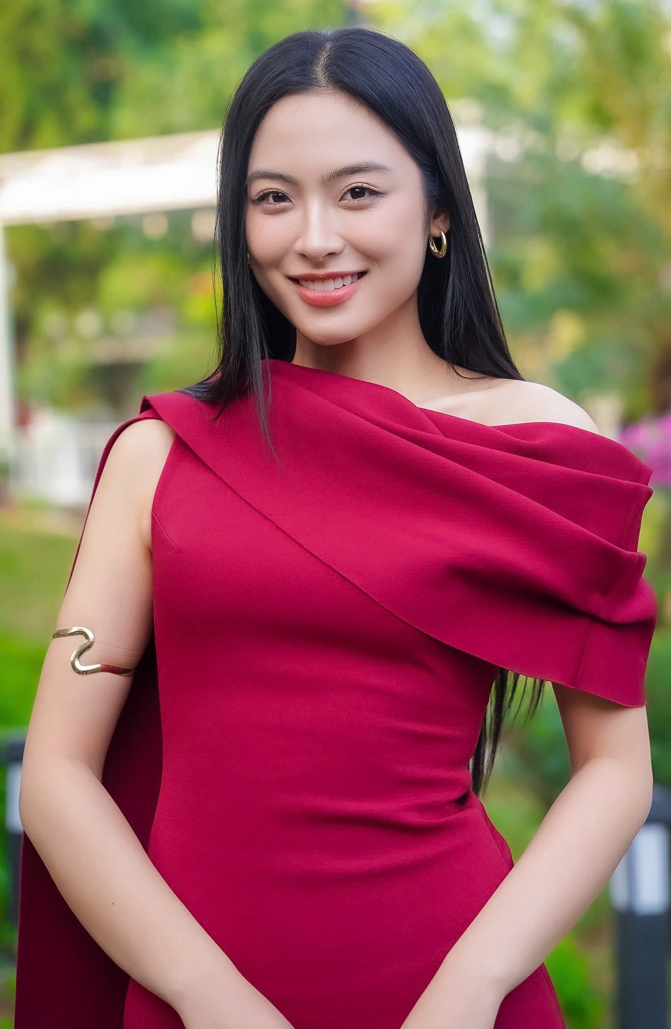 Trong cuộc trò chuyện đầu năm với báo Tiền Phong , Á hậu Vân Nhi cho biết cô cảm ơn năm 2025 vì đã cho mình những trải nghiệm đáng giá, đặc biệt là giành danh hiệu Á hậu 2 Hoa hậu Việt Nam 2024. Theo Vân Nhi, danh hiệu á hậu đã thay đổi cô theo hướng tích cực, mang lại cho người đẹp nhiều cơ hội quý báu để phát triển bản thân.