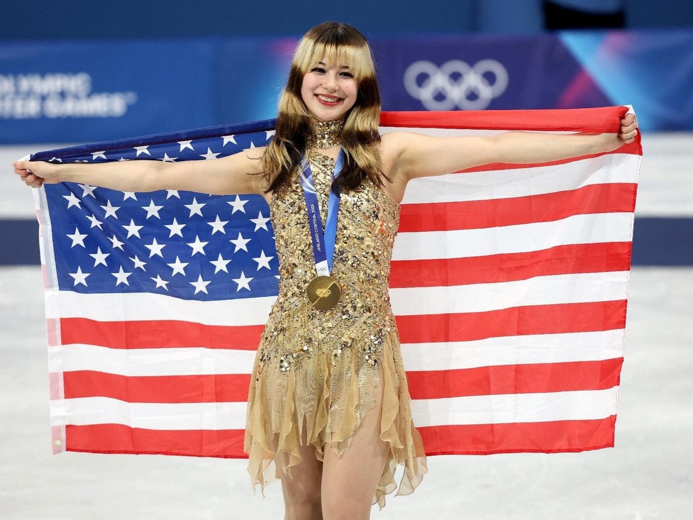 "Thiên thần sân băng" Alysa Liu giành HCV Olympic môn trượt băng. Ảnh: Getty, The New York Times.