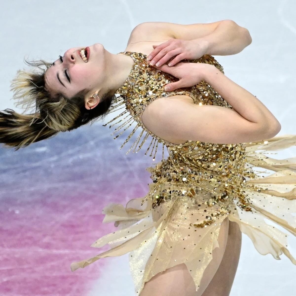 Dung mạo 'thiên thần băng' nổi loạn giúp Mỹ giải cơn khát vàng - 8