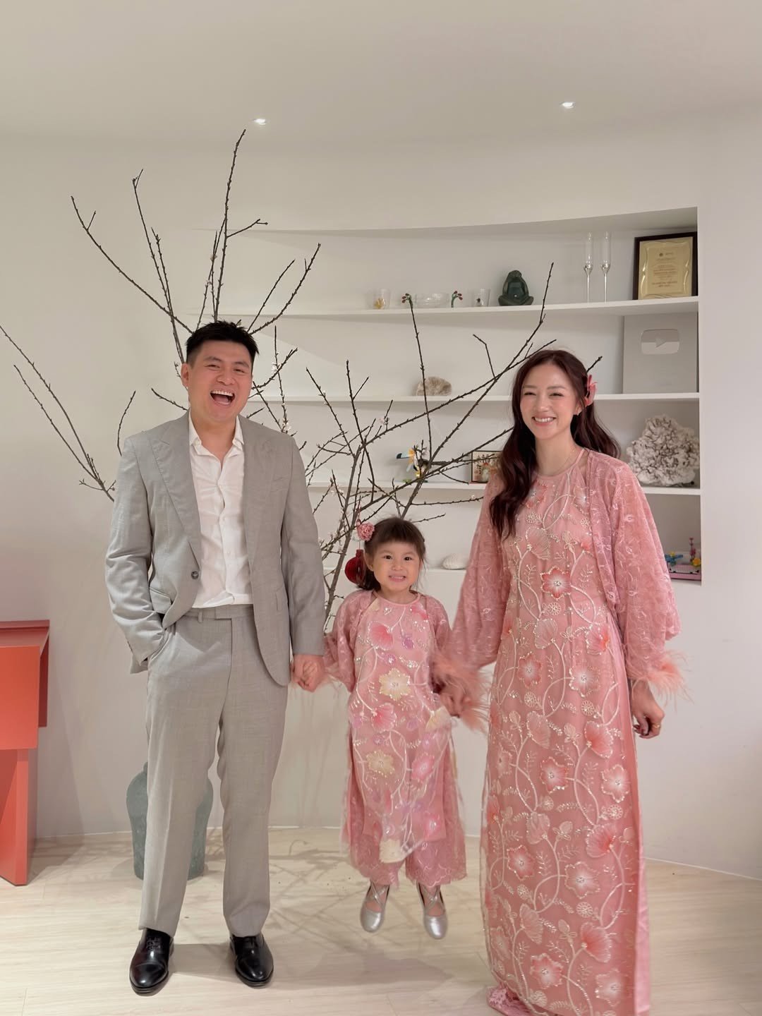 Áo dài kim sa, áo bà ba "thắng thế" trong tủ đồ mỹ nhân Việt dịp Tết Bính Ngọ - 1