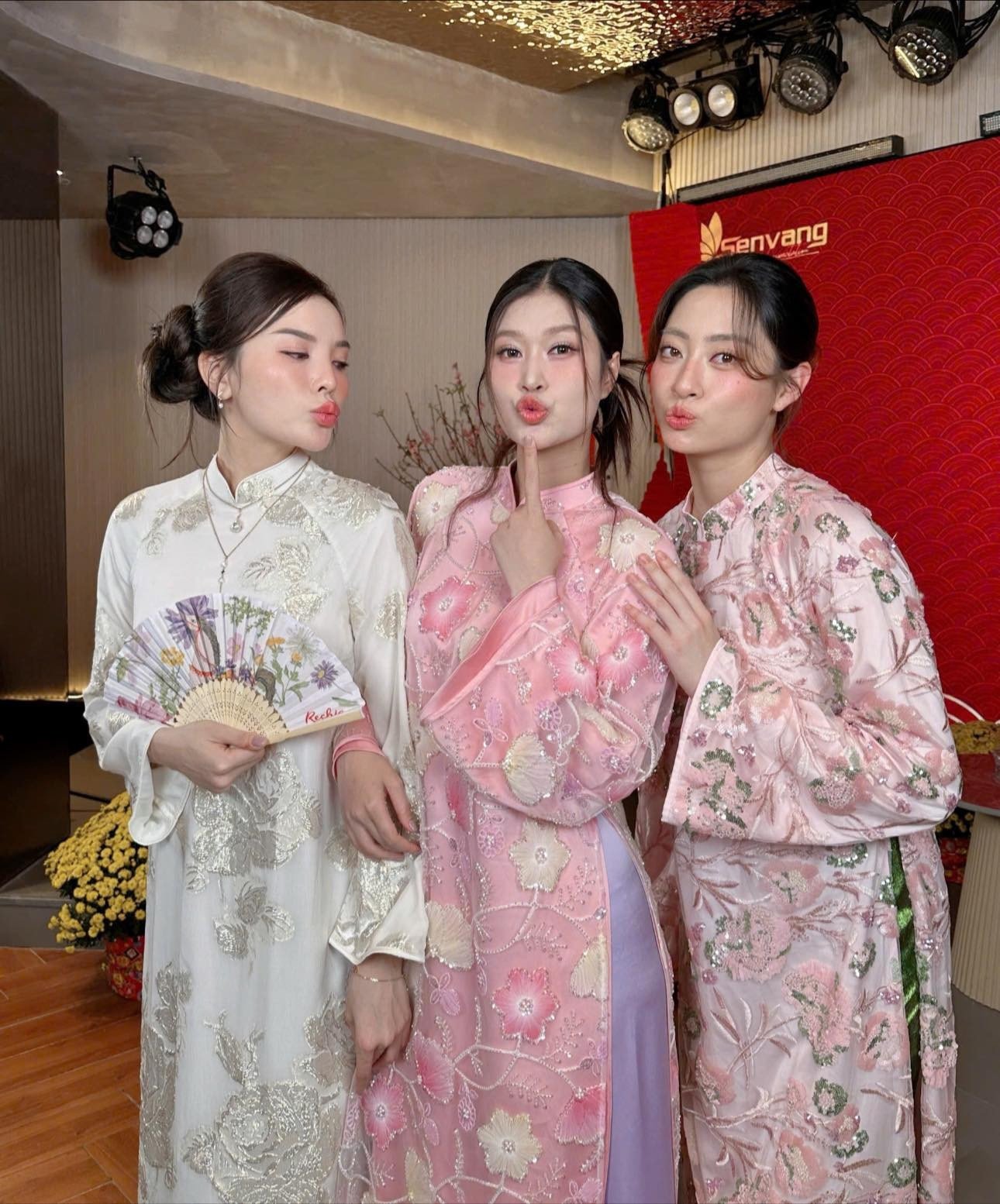 Áo dài kim sa, áo bà ba "thắng thế" trong tủ đồ mỹ nhân Việt dịp Tết Bính Ngọ - 2