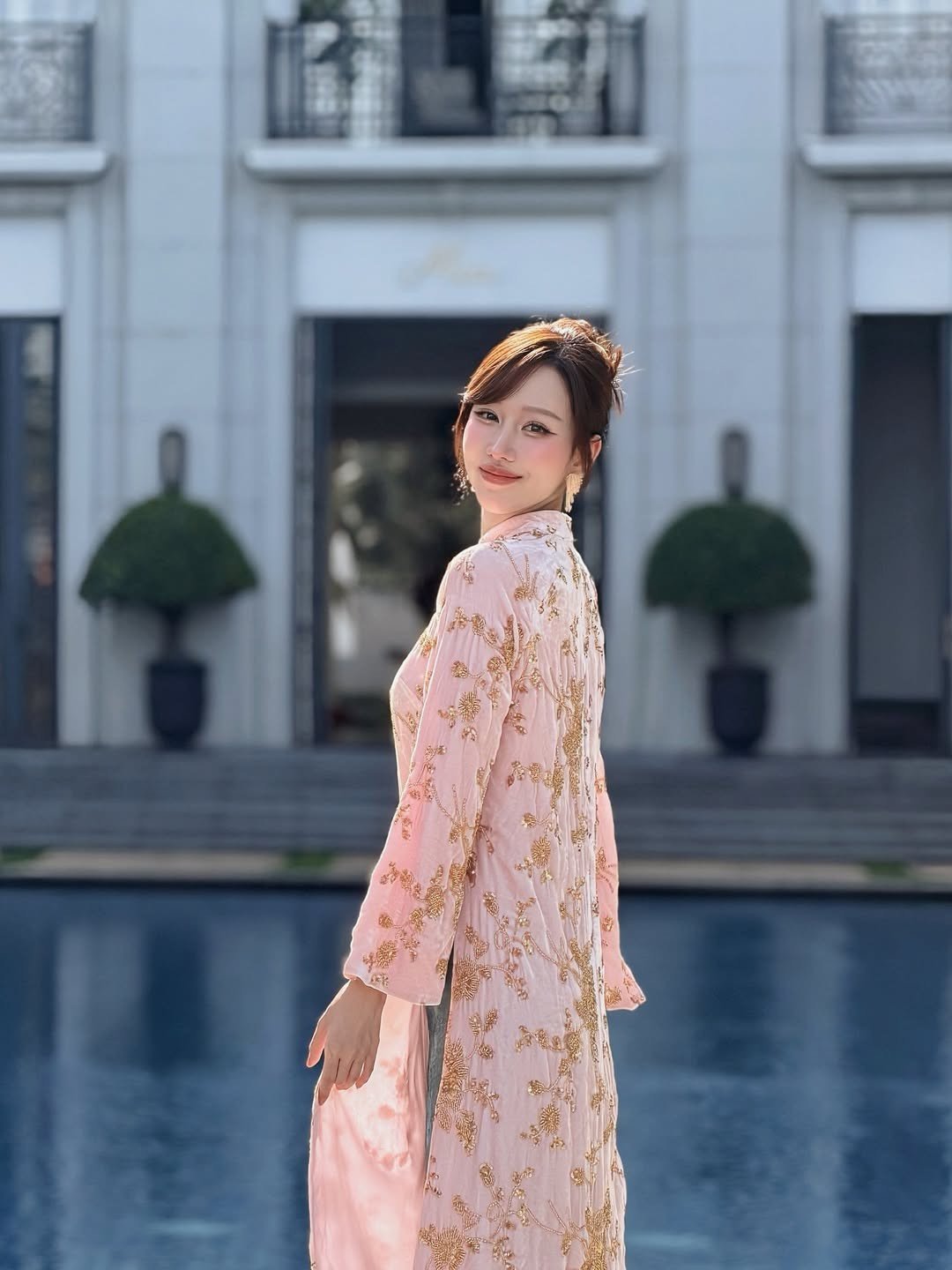 Min - Hoàng Thùy Linh "đụng hàng" áo dài nhung đính kim sa vàng gold từ thương hiệu Xéo Xọ.