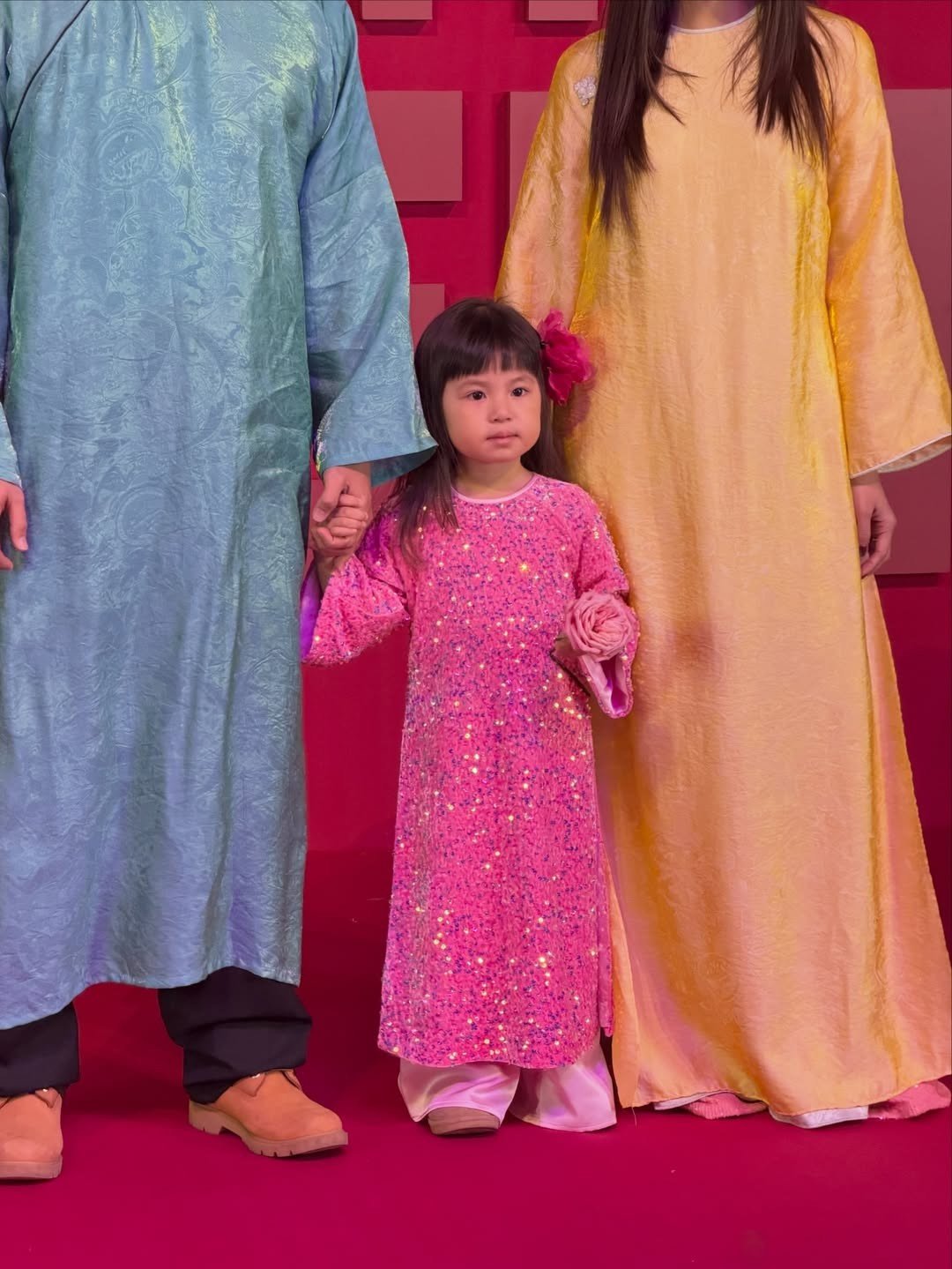 Pam Yêu Ơi hoạt động năng suất nhất dịp Tết Bính Ngọ, không đứng ngoài trào lưu. Sao nhí liên tục lăng xê các thiết kế áo dài đính kim sa có màu sắc nổi bật, phù hợp với không khí lễ hội.