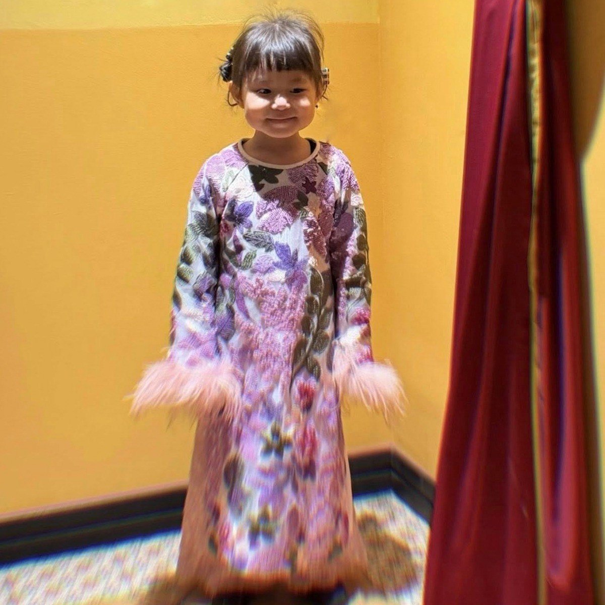 Pam Yêu Ơi hoạt động năng suất nhất dịp Tết Bính Ngọ, không đứng ngoài trào lưu. Sao nhí liên tục lăng xê các thiết kế áo dài đính kim sa có màu sắc nổi bật, phù hợp với không khí lễ hội.