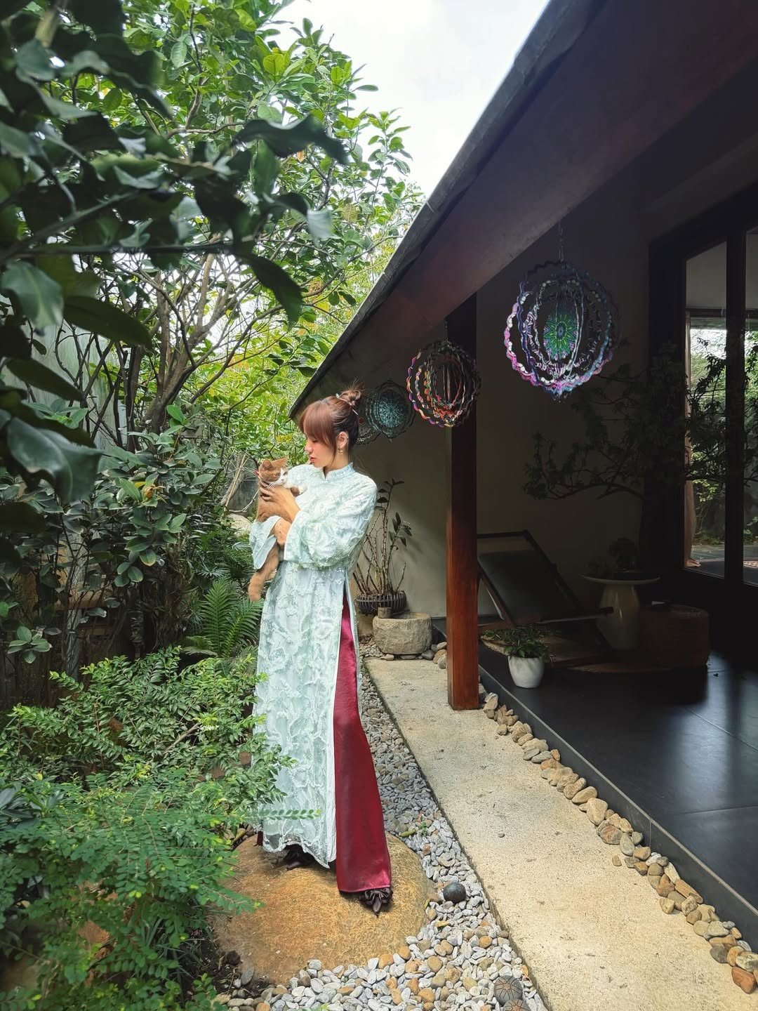 Ca sĩ Phương Ly, Cara tươi mát với áo dài kim sa tông xanh pastel.