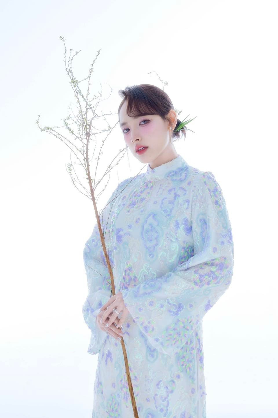 Ca sĩ Phương Ly, Cara tươi mát với áo dài kim sa tông xanh pastel.