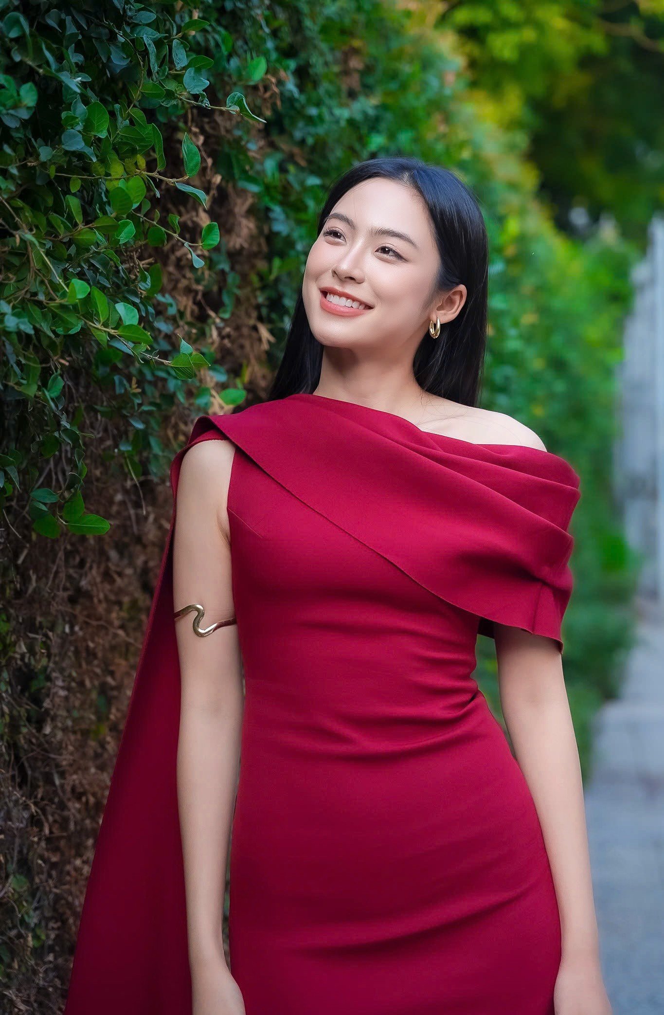 Vân Nhi nói cô ngại khi phải thể hiện cảnh tình yêu nam nữ với một bạn diễn hoàn toàn xa lạ. “Tuy nhiên, bạn diễn của tôi là diễn viên từng đóng nhiều phim, có kinh nghiệm, nên đã động viên và hướng dẫn tôi hoàn thành tốt cảnh này. Sau đó, tôi cố gắng tưởng tượng ra nhân vật nhưng vẫn thấy xấu hổ”, người đẹp chia sẻ.