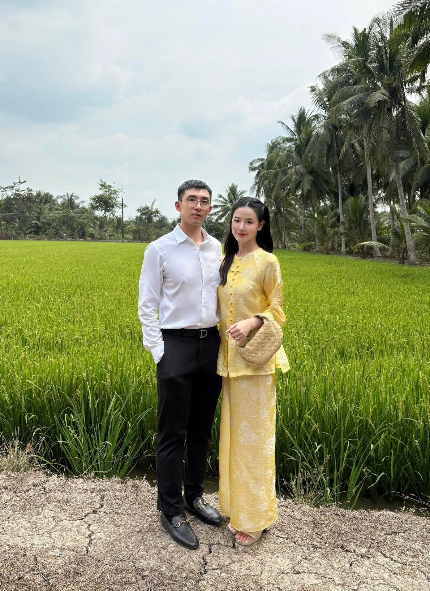 Midu, Hoa hậu Phương Khánh diện bộ đồ bà ba, phối cùng túi đan.