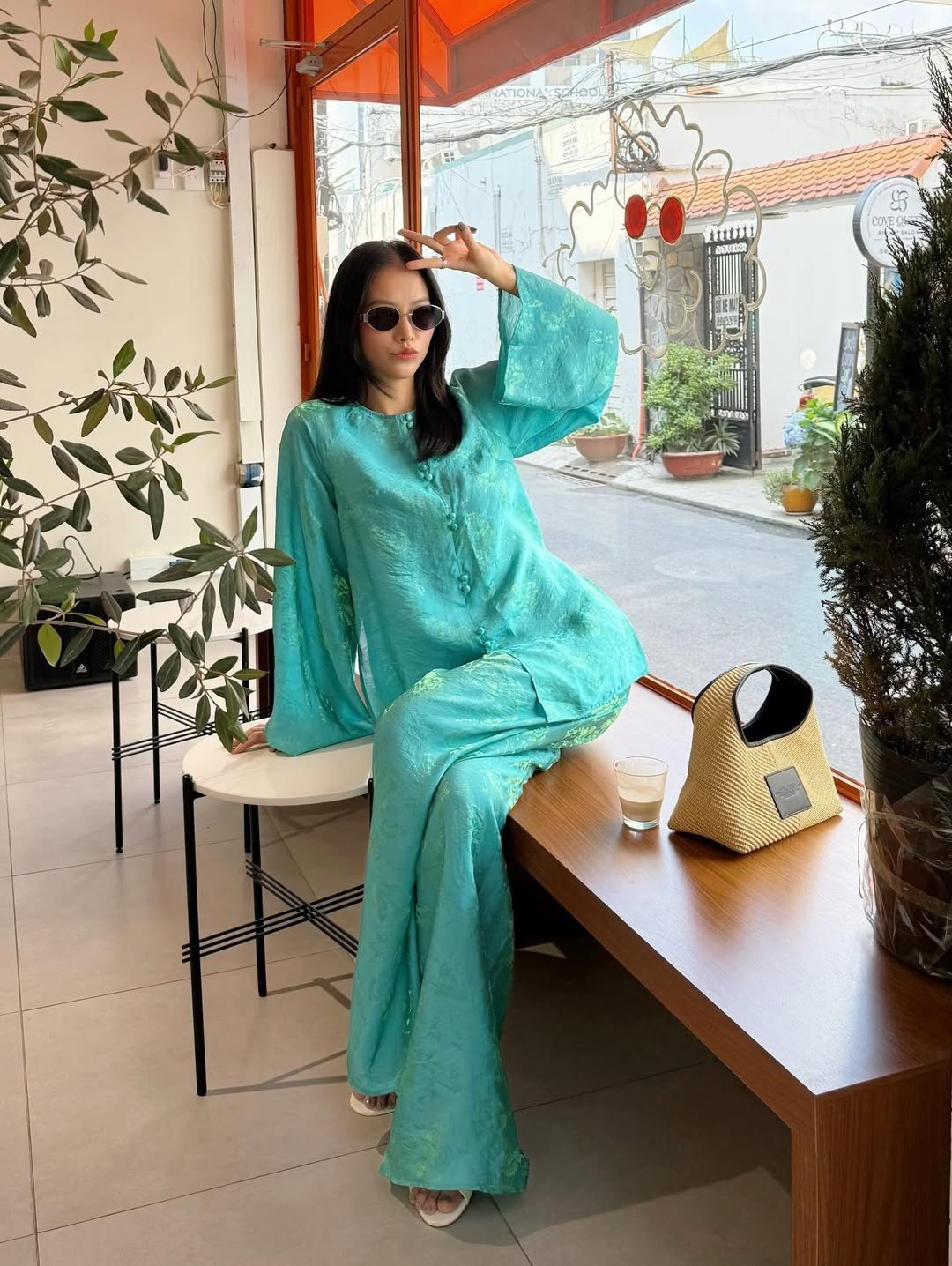 Midu, Hoa hậu Phương Khánh diện bộ đồ bà ba, phối cùng túi đan.