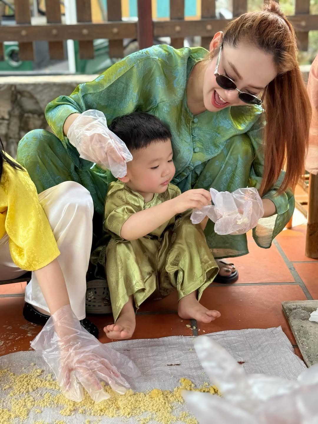 Các mỹ nhân Việt ưu ái các bộ đồ bà ba chất liệu lụa, gấm để mặc vào những ngày Tết, mang lại cảm giác sang trọng, quý phái. Nổi bật trong làn sóng này là Minh Hằng, "Chị Đẹp" tích cực lăng xê áo bà ba suốt những ngày giáp Tết.