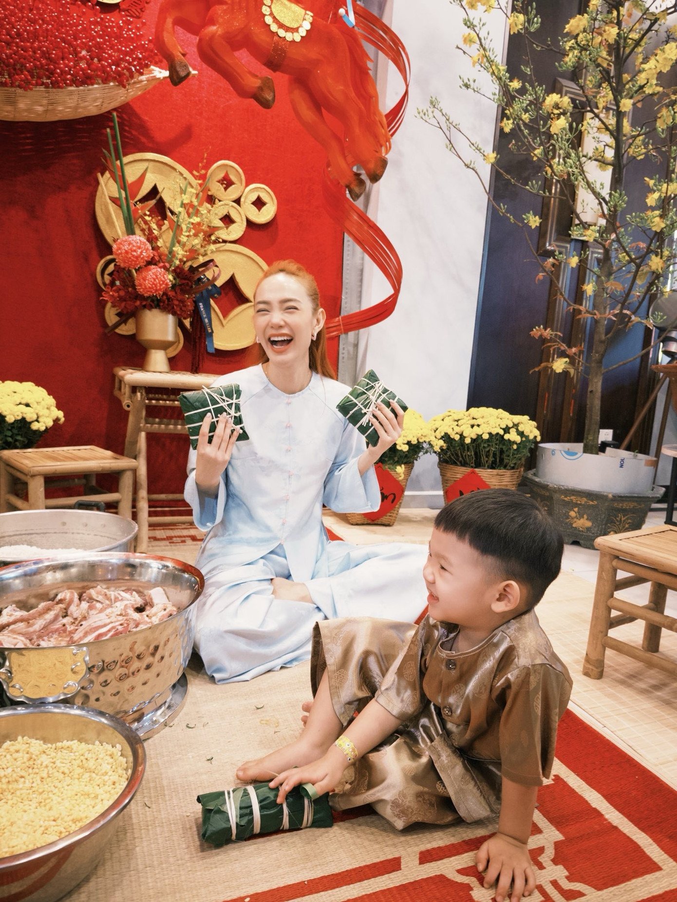 Các mỹ nhân Việt ưu ái các bộ đồ bà ba chất liệu lụa, gấm để mặc vào những ngày Tết, mang lại cảm giác sang trọng, quý phái. Nổi bật trong làn sóng này là Minh Hằng, "Chị Đẹp" tích cực lăng xê áo bà ba suốt những ngày giáp Tết.