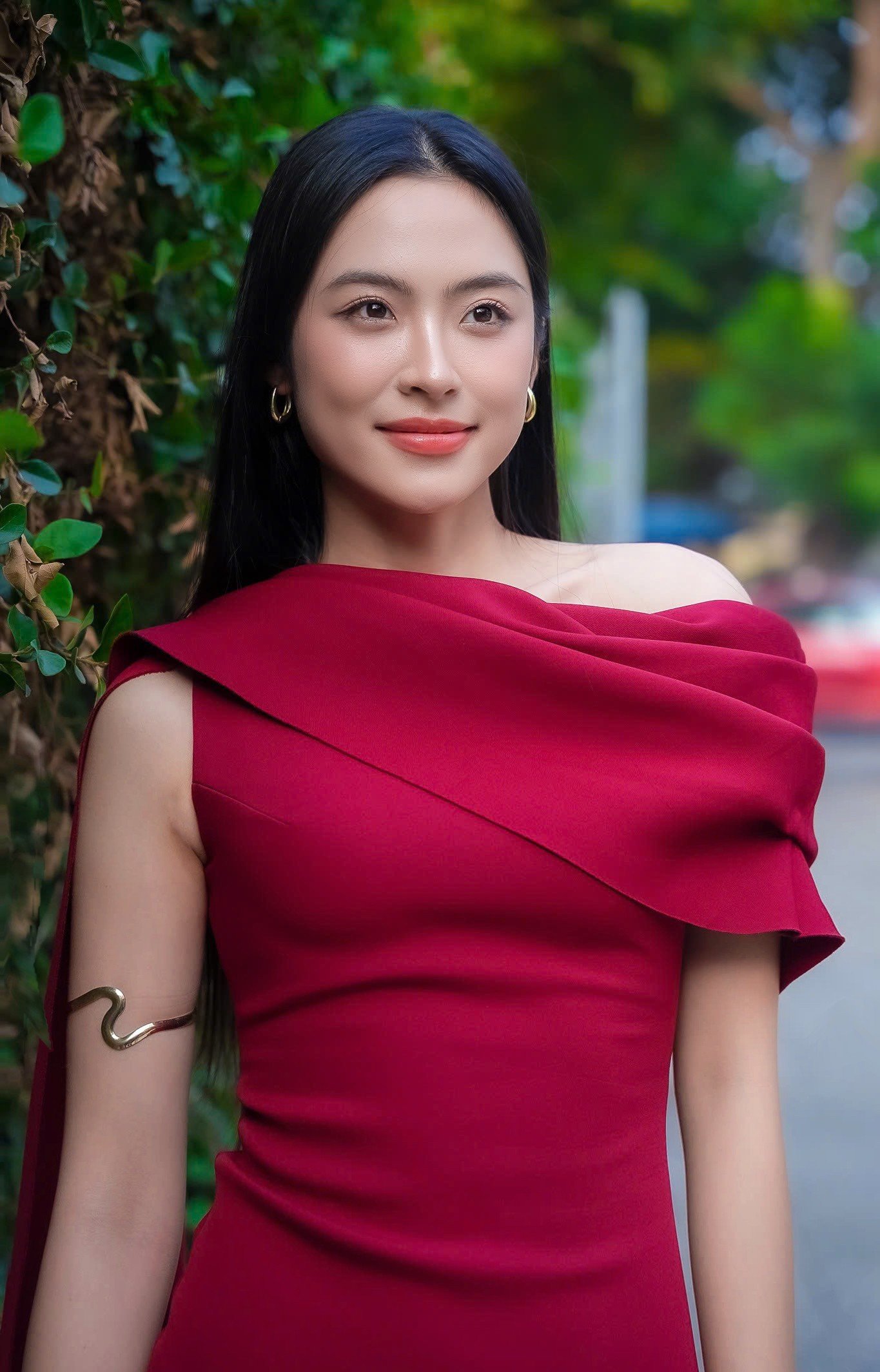 Vân Nhi nói cô ngại khi phải thể hiện cảnh tình yêu nam nữ với một bạn diễn hoàn toàn xa lạ. “Tuy nhiên, bạn diễn của tôi là diễn viên từng đóng nhiều phim, có kinh nghiệm, nên đã động viên và hướng dẫn tôi hoàn thành tốt cảnh này. Sau đó, tôi cố gắng tưởng tượng ra nhân vật nhưng vẫn thấy xấu hổ”, người đẹp chia sẻ.