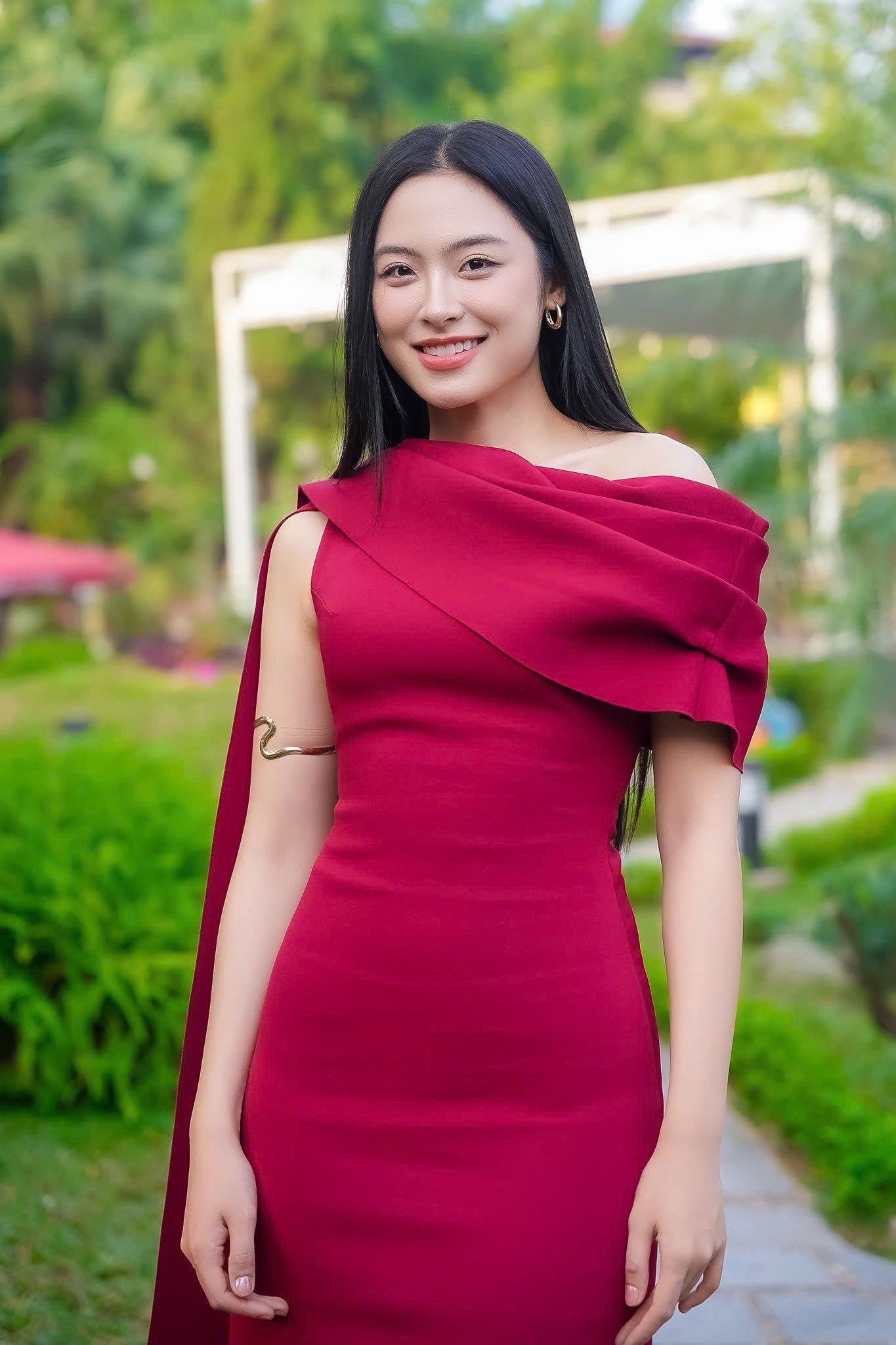 Trong cuộc trò chuyện đầu năm với báo Tiền Phong , Á hậu Vân Nhi cho biết cô cảm ơn năm 2025 vì đã cho mình những trải nghiệm đáng giá, đặc biệt là giành danh hiệu Á hậu 2 Hoa hậu Việt Nam 2024. Theo Vân Nhi, danh hiệu á hậu đã thay đổi cô theo hướng tích cực, mang lại cho người đẹp nhiều cơ hội quý báu để phát triển bản thân.