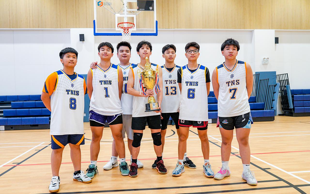 Đội tuyển bóng rổ của trường giành cúp vô địch tại Giải giao hữu các trường quốc tế