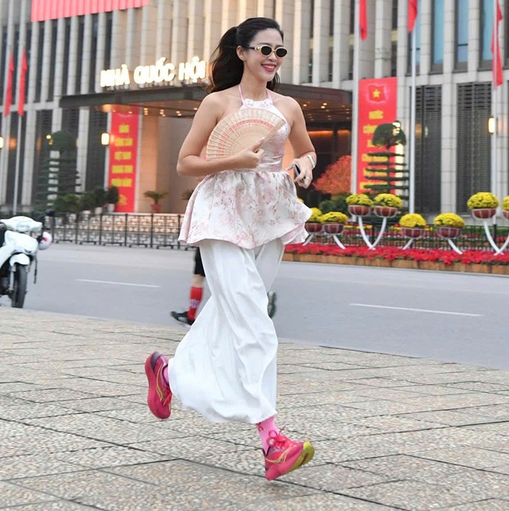 Nàng Kim "vén váy" mặc áo bà ba chơi pickleball, người đẹp Linh Huệ vai trần chạy bộ - 2