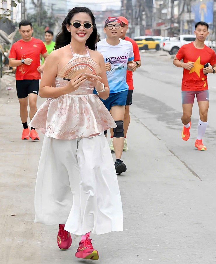 Linh Huệ mặc áo yếm cách điệu, khoe vai trần chạy bộ