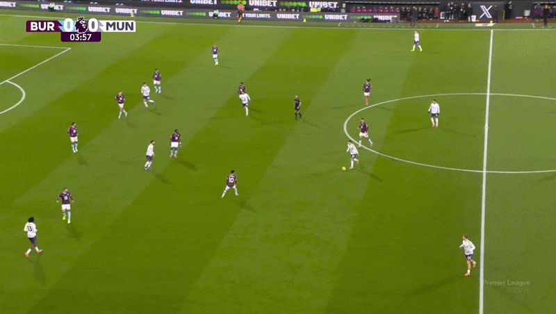 Pha bóng thứ hai cho thấy khả năng chuyền bóng ấn tượng ra phía sau hàng phòng ngự bằng đường chuyền một chạm.