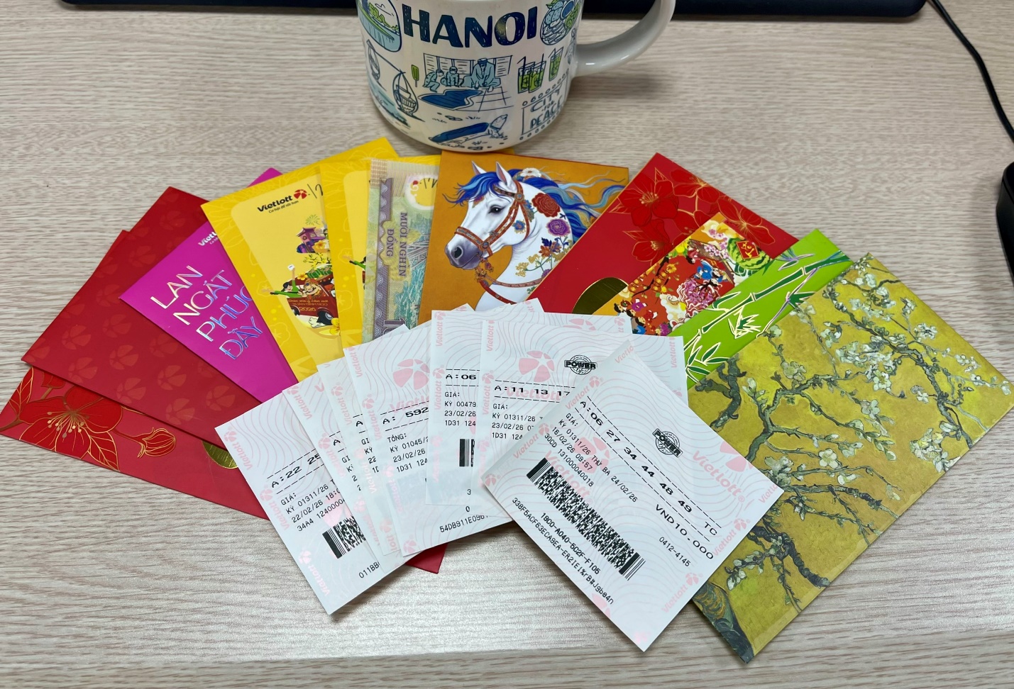 Lì xì đầu năm nơi công sở thêm rộn ràng với những tấm vé số Vietlott