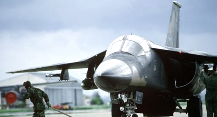 Trong bối cảnh đầu thập niên 1960, khi căng thẳng giữa Mỹ và Liên Xô leo thang, Không quân Mỹ đặt ra yêu cầu về một loại máy bay chiến đấu đa nhiệm có khả năng tấn công tầm xa, bay bám địa hình ở độ cao thấp và mang tải trọng vũ khí lớn.