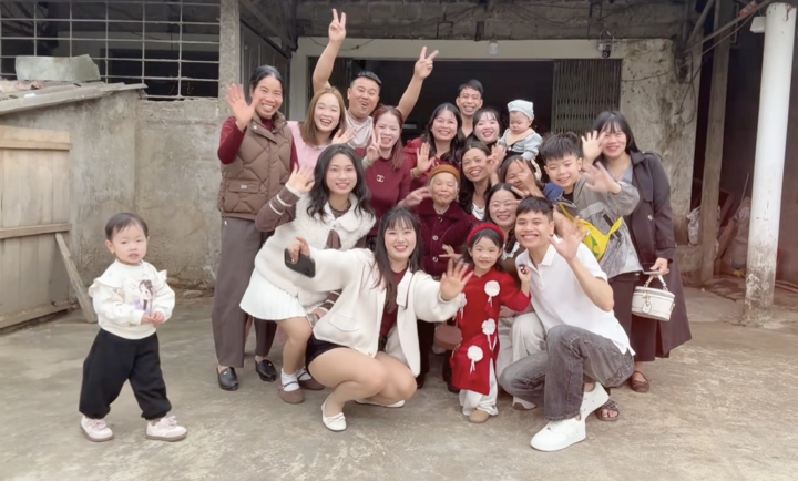 Trend chạy ùa vào lòng ôm ông bà được nhiều gia đình thực hiện. (Ảnh: @thng.gplx)