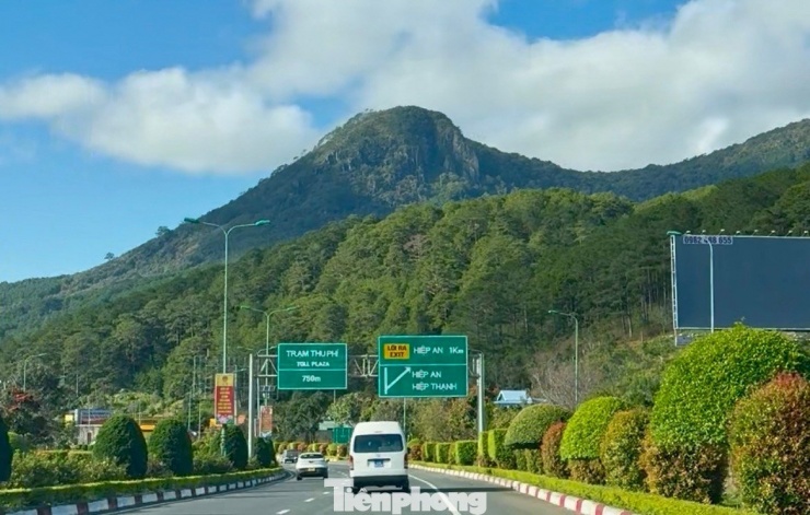 Tại Lâm Đồng, khu vực núi Voi do Ban quản lý rừng phòng hộ Đức Trọng quản lý ghi nhận hơn 1.000 cây thông đỏ lớn nhỏ. Trong ảnh: Núi Voi nhìn từ xa.