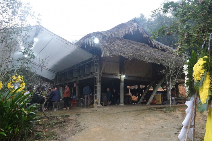 Ngày 23/2, bốn ngôi nhà nằm liền kề ở thôn Ngòi Song, xã Cảm Nhân (tỉnh Lào Cai) đều phủ bạt trắng.