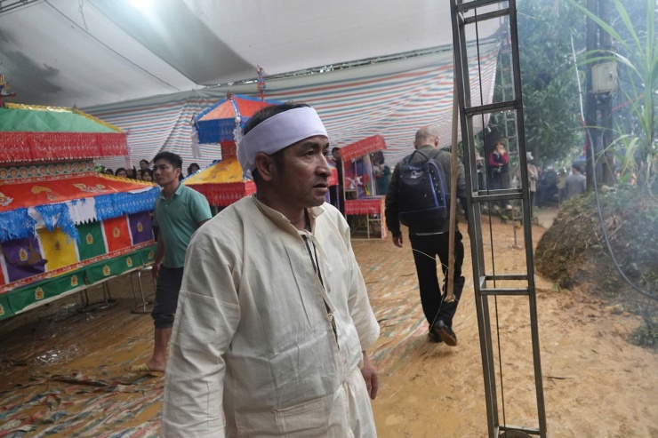 6 người thân trong cùng dòng họ đã ra đi sau vụ chìm tàu trên hồ Thác Bà tối 21/2 (tức mồng 5 Tết). Họ đều là anh em, họ hàng ruột thịt. Từ chuyến đi chúc Tết đầu xuân, dự định đông đủ sum vầy, nay bốn gia đình cùng lúc chịu cảnh mất mát. Tới giờ, anh Hoàng Văn Long vẫn chưa hết bàng hoàng khi mất vợ và con gái trong chuyến đi chúc Tết định mệnh.