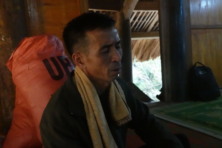 Sát vách nhà anh Long, gia đình anh Hoàng Văn Hùng (SN 1975) cũng chìm trong đau buồn. Trong vụ chìm tàu, anh Hùng mất con trai và người em trai ruột (bị câm bẩm sinh) sống cùng gia đình.