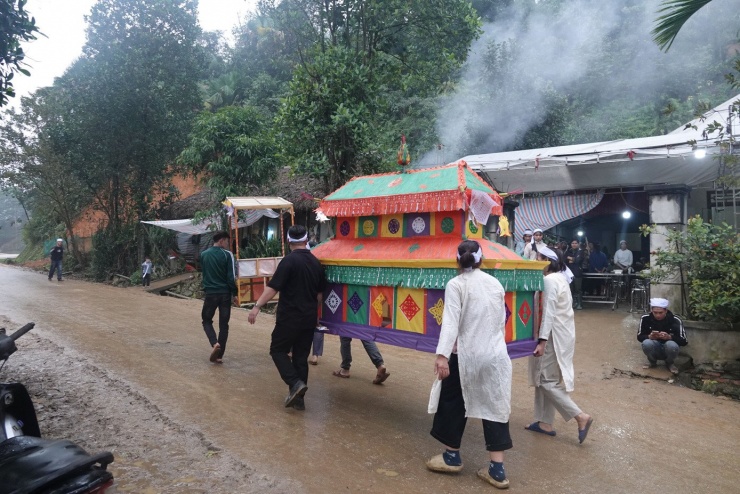 Những chiếc xe tang lần lượt cách nhau 30 phút đưa linh cữu các nạn nhân về nơi an nghỉ cuối cùng. “Chúng tôi không thể đưa tiễn hết một lượt, vì tất cả những người tử nạn đều là người thân, ruột thịt”, anh Hoàng Văn Hùng chia sẻ.