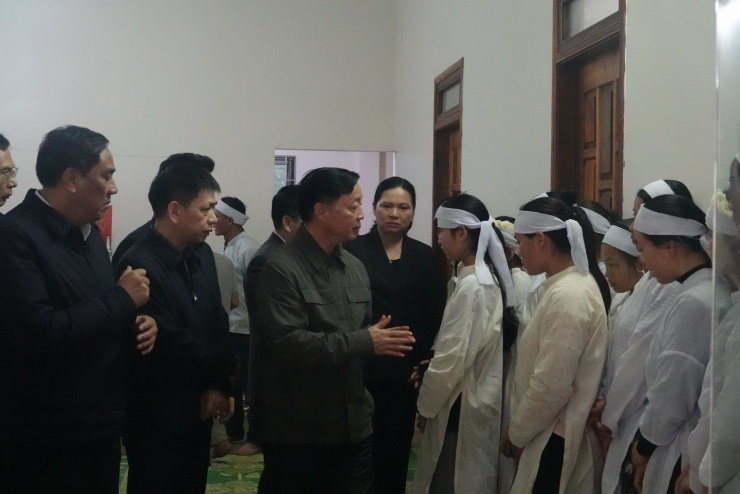 Chiều 23/2, Phó Thủ tướng Trần Hồng Hà cùng đoàn công tác Trung ương đã đến thăm hỏi và động viên các gia đình nạn nhân.