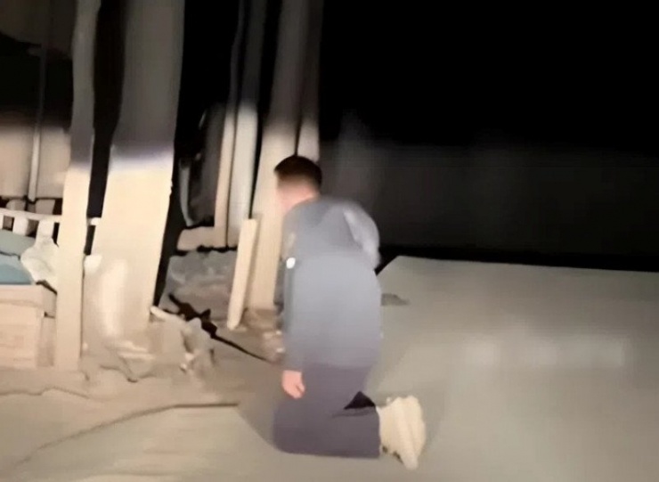 Người đàn ông quỳ lạy ngoài nhà ân nhân trước thềm năm mới. Ảnh: QQ