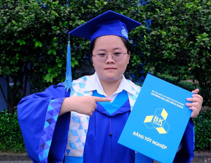 Tốt nghiệp Trường ĐH Bách khoa TPHCM với GPA tuyệt đối 4.0/4.0, Hồ Trần Anh Thư trở thành một trong những sinh viên có điểm số cao nhất trong lịch sử đào tạo của trường.