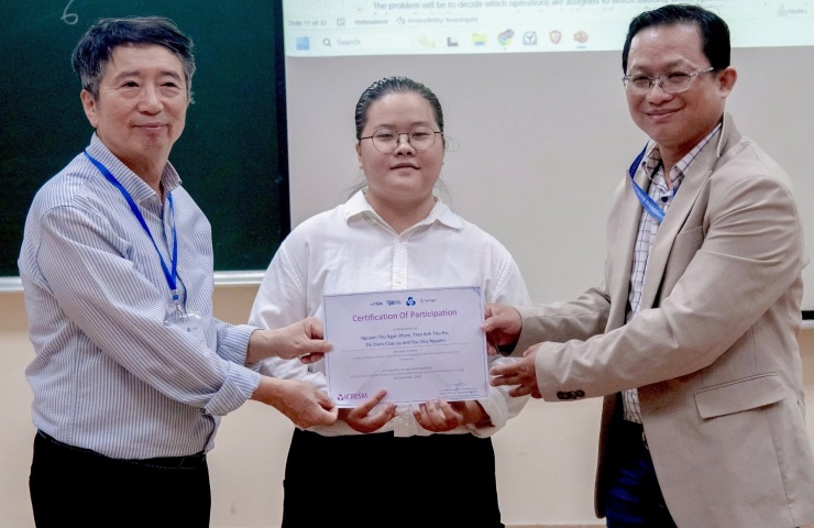 Anh Thư tham gia cuộc thi hồi sinh viên.