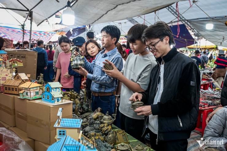 Hàng vạn người đổ về chợ Viềng mua bán cầu may - 1