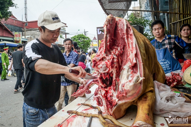 Hàng vạn người đổ về chợ Viềng mua bán cầu may - 4