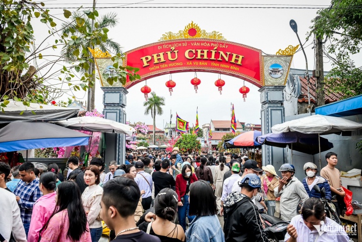 Hàng vạn người đổ về chợ Viềng mua bán cầu may - 6