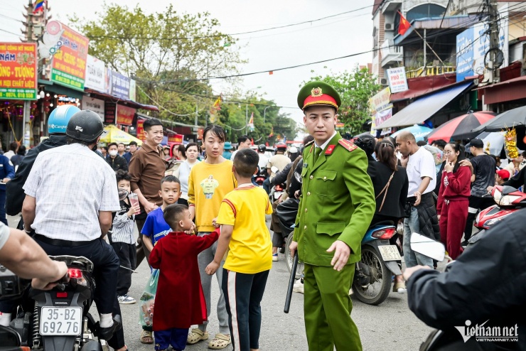 Hàng vạn người đổ về chợ Viềng mua bán cầu may - 5