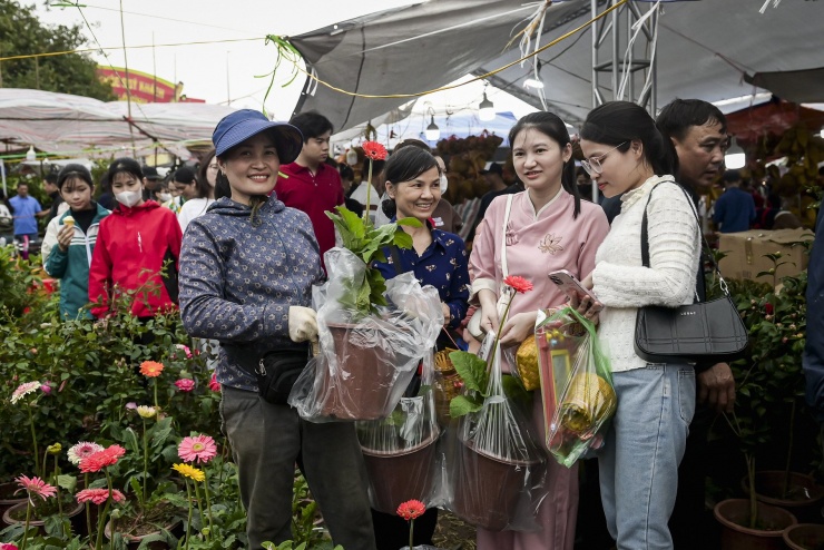 Hàng vạn người đổ về chợ Viềng mua bán cầu may - 10