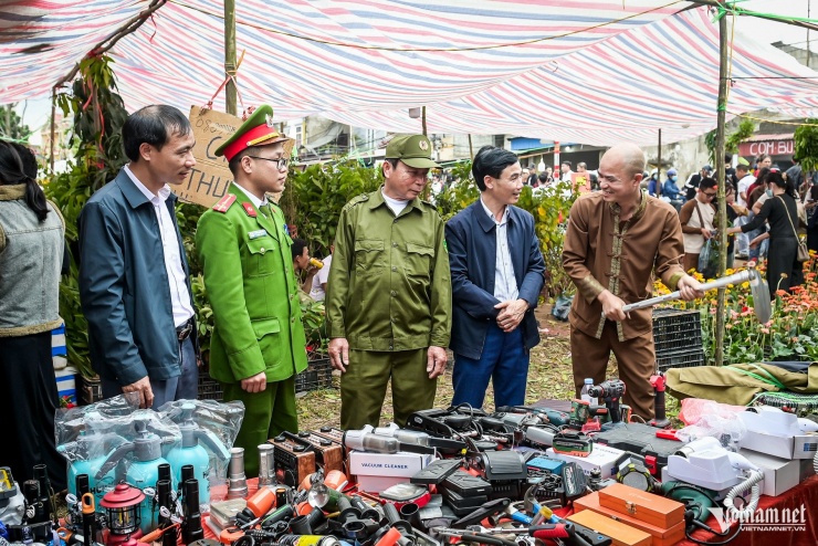 Hàng vạn người đổ về chợ Viềng mua bán cầu may - 11