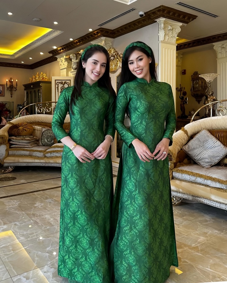 Mồng 1 Tết Bính Ngọ, Tiên Nguyễn (phải) và Marie Trâm Anh - bạn gái William Hiếu Nguyễn, em trai Tiên Nguyễn - xuất hiện nổi bật trong mẫu áo dài gấm in họa tiết thọ dơi. Cả hai đều thả tóc đen suôn dài và đeo băng đô tiệp màu, được nhận xét trông như chị em sinh đôi.