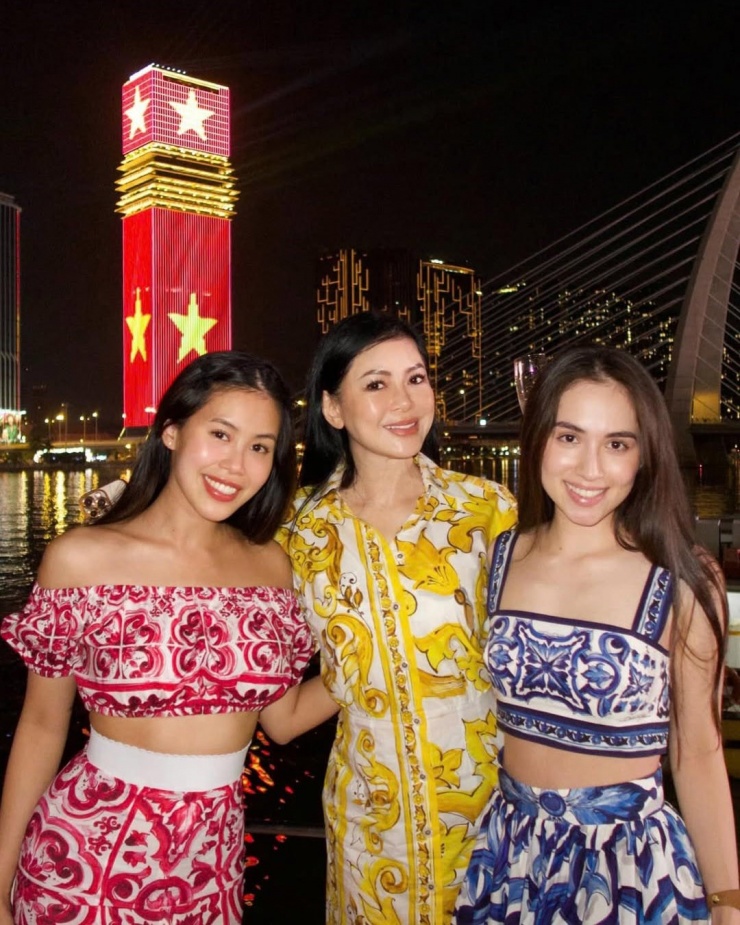 Tiên Nguyễn và Marie chọn crop top kèm chân váy cạp cao từ nhà mốt Dolce &amp; Gabbana, khoe sắc bên doanh nhân Lê Hồng Thủy Tiên - mẹ Tiên Nguyễn - trong bữa tiệc countdown mừng 2026 trên du thuyền sông Sài Gòn.