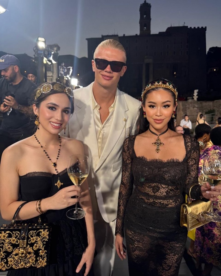 Tiên Nguyễn và Marie hướng đến phong cách vương giả với sắc đen pha trộn ánh kim tại show Dolce &amp; Gabbana Alta Moda tháng 7/2025.