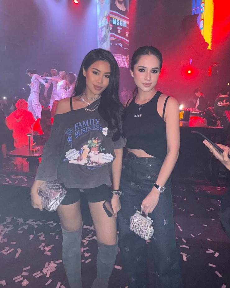 Dự event tại câu lạc bộ đêm tháng 9/2025, Tiên Nguyễn và Marie Trâm Anh chọn phong cách "chất chơi", nổi loạn hơn để phù hợp bối cảnh.