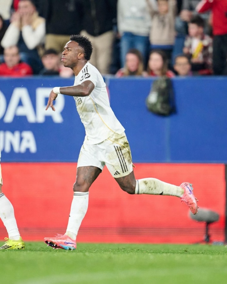 Real Madrid thua đau phút 90, Barca reo vui - 1